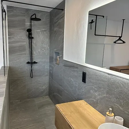 Erstklassiges Mit Atemberaubendem Blick Apartment